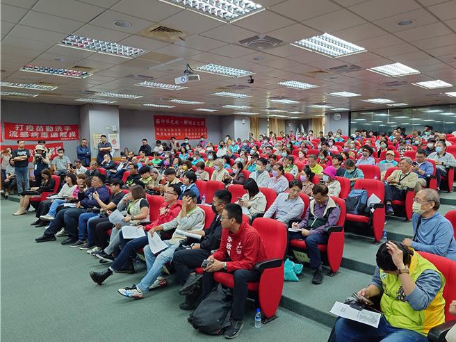 高铁南延路廊选择说明会凤山场，吸引满场民眾参加，热烈表达凤站设站需求。（任义宇摄）