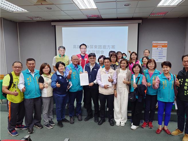 交通部铁路局3日到凤山办理高铁南延路廊选择说明会，地方里长、居民齐喊「凤山要设站」向铁路局递交联署书。（任义宇摄）