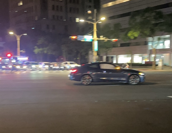 台北市信义区信义路基隆路发生一起肇逃车祸，一辆BMW跑车被一辆公车擦撞，BMW停在路中没有动静，肇事公车当场逃逸。（图／简铭柱翻摄）