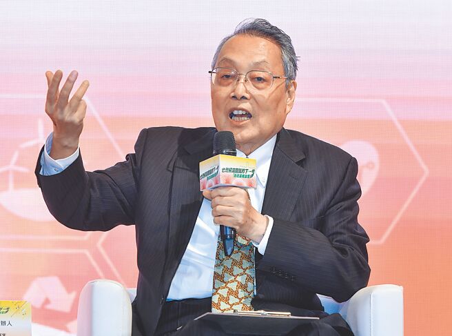 工商时报主办的「台湾经济关键的下一步 新政高峰论坛」，宏碁集团创办人施振荣出席论坛与谈。图／王德为