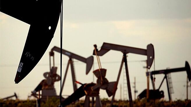 OPEC＋延后增产使原油供需展望上调。（图／美联社）