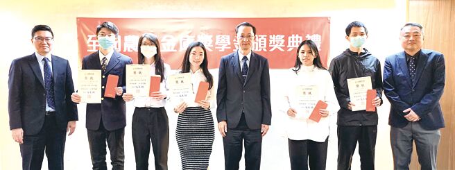 全国农业金库总经理吴百仁（右四）、副总经理简钧铭（右一）与获奖学生合影。图／农业金库提供