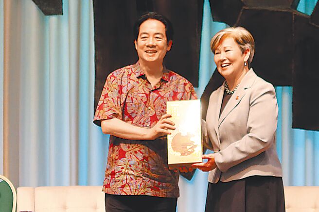 賴清德總統（左）訪問太平洋三友邦，出席美國智庫東西中心政策座談，主持人東西中心院長蘇珊妮（右）以身後的作品為例說，象徵著跳動於印太地區的心臟，「每個人都希望看到印太地區的和平、繁榮與穩定。」（曾薏蘋攝）