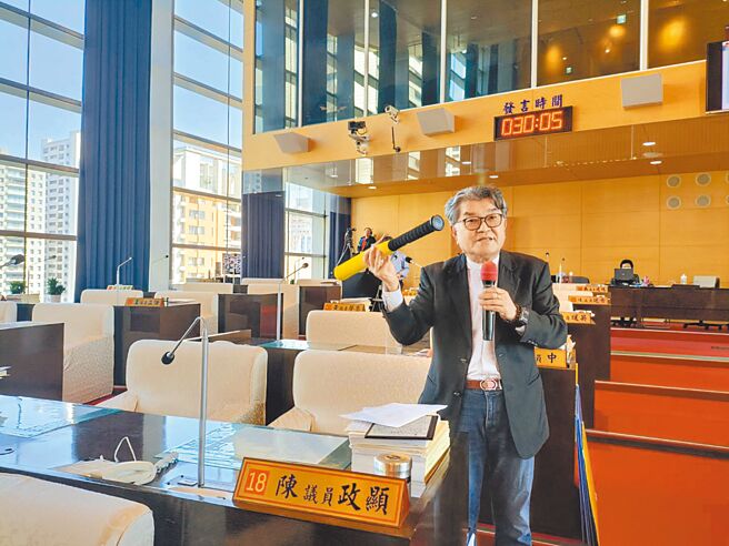 市议员李中2日爆料，台中某国小学生在校园遭警察带走，2名员警无传票，学生也没人陪同，痛斥校方行径离谱。（陈淑娥摄）