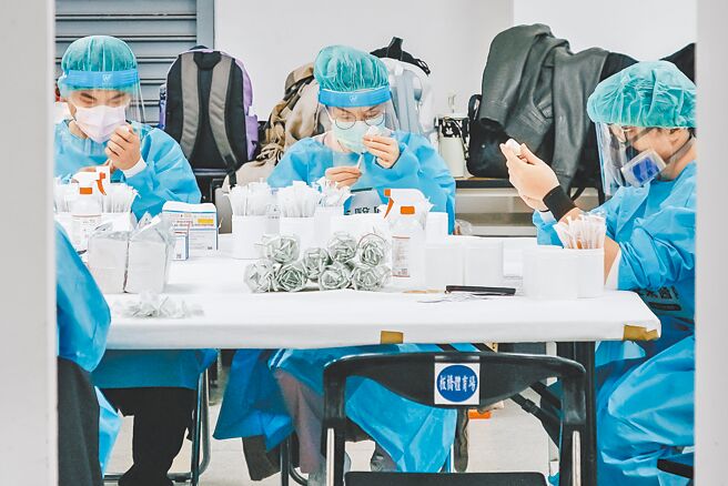 全国护理师公会全联会理事长纪淑静提出，也许能讨论是否开放社区护理师处方权。示意图为医院护理师取药。（本报资料照片）