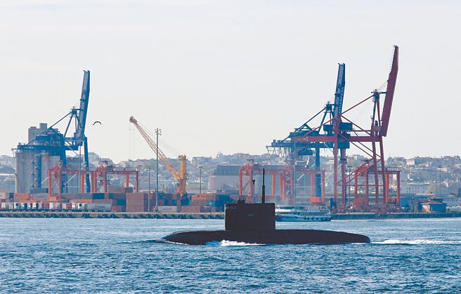 俄罗斯攻击型潜舰「乌法号」11月28日罕见在南海的菲律宾专属经济区现踪，并浮出水面，引发关注。图为2019年俄罗斯舰艇在博斯普鲁斯海峡航行，前往黑海。（路透）