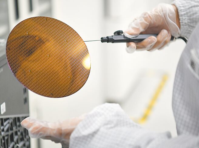 美国2日启动3年来第3次对中国半导体行业的打击，对包括晶片设备制造商北方华创科技在内的136家陆企实施出口限制。（新华社）