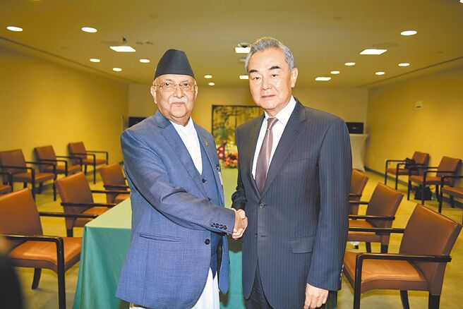 尼泊尔总理奥利今年7月三度当选后，应中国国务院总理李强邀请，2至5日对中国进行正式访问。图为2024年奥利在纽约联大期间会见中国外长王毅（右）。（新华社）