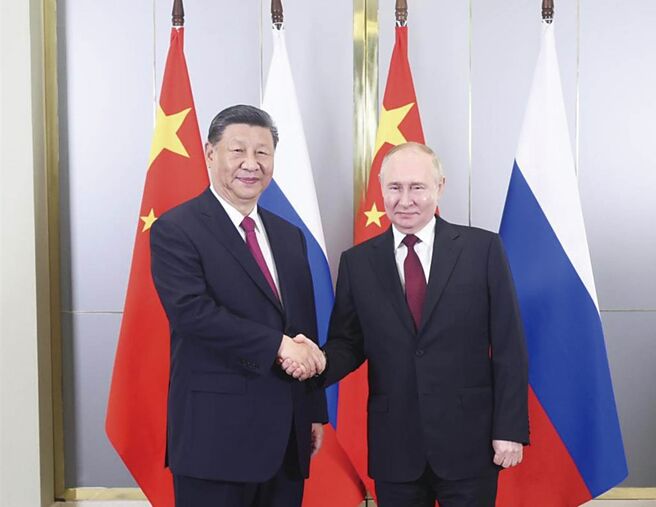 中國國家主席習近平在阿斯塔納出席上合峰會前，會見俄羅斯總統普丁。（新華社）