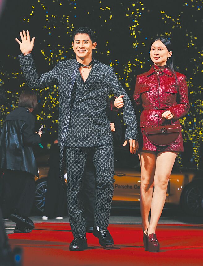 陈杰宪（左）2日与妻出席时尚活动，展现不同球场上的吸睛造型。（陈俊吉摄）