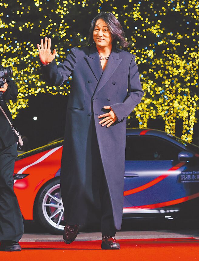 「韩哥」姜成镐2日一身大衣现身信义区时尚活动，展现霸气一面。（陈俊吉摄）