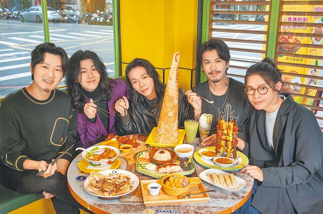 麋先生享用星馬美食，充滿能量迎接下一站巡演。（相信音樂提供）