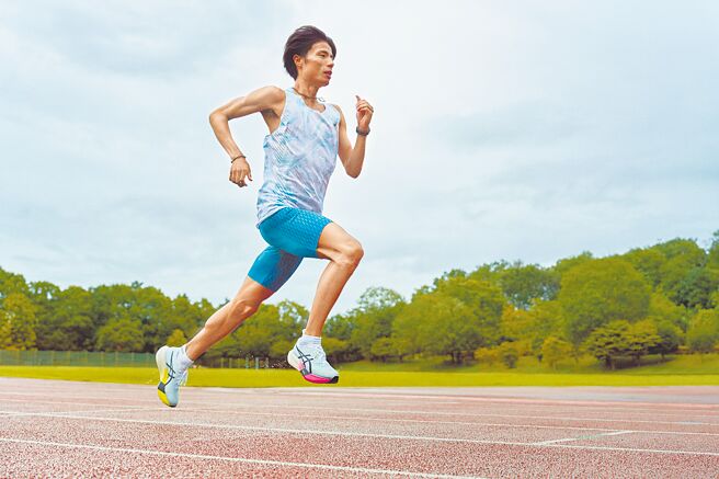 ASICS METASPEED PARIS系列新推EKIDEN配色，7580元。（ASICS提供）