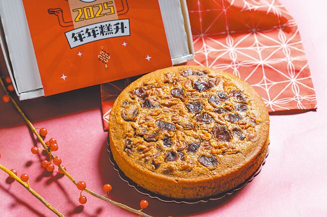 「年年糕升」禮盒內含黑糖桂圓核桃年糕，包裝採用環保的石頭紙盒。（台南老爺行旅提供）