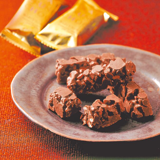 台北美福與日本仙餅品牌「吉仙餅」合作，推出米香可可棒禮盒。（台北美福大飯店提供）