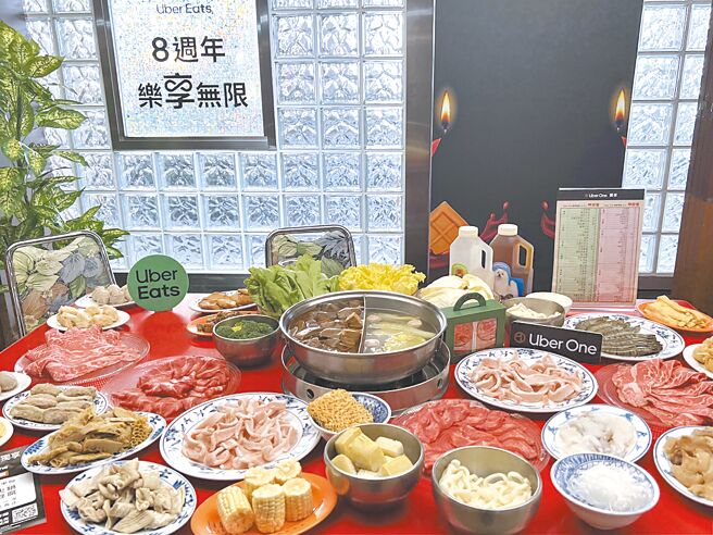 Uber Eats 2日宣布让排队名店「詹记麻辣火锅」不用排队也点得到，平台另外抽中的6名幸运Uber One会员还能免费享受詹记生日套餐（见图），7日至22日周末共计6场，每位幸运会员最多可带9人进包厢。（图／徐梓榕）