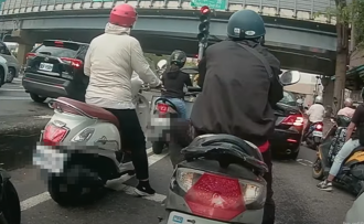 魔人出沒！騎士「這支軟掉」未更換遭檢舉 網傻眼：路上超多