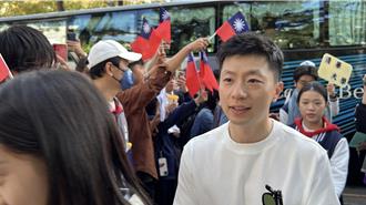 奔騰思潮》當國旗淪為「鬧場道具」（蔡哲明）