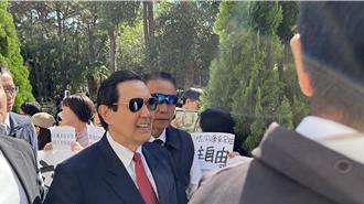 馬英九西裝墨鏡逛清華梅園  重返小馬哥風采