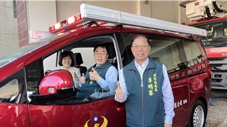 南消二大隊獲企業捐贈救災指揮車 黃偉哲頒發獎牌感謝