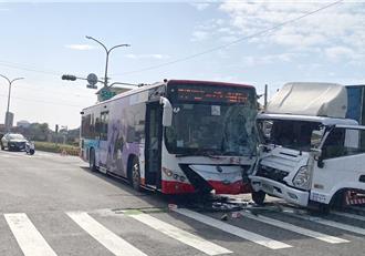 未禮讓直行車！高雄梓官大貨車左轉撞公車釀2傷
