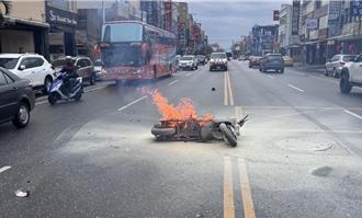 花蓮電動二輪車擦撞轎車   鋰電池短路起火燃燒剩骨架