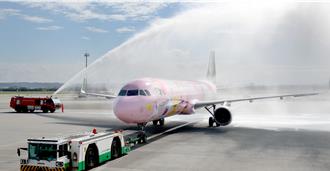 長榮Hello Kitty「粉萌機」首飛仙台 大小粉絲嗨翻
