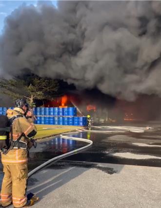 快關窗！鹽水瀝青廠嚴重火警 火勢猛烈濃煙直竄天際