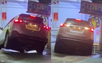 表演真正技術？休旅車進「魔王級停車場」 一輪懸空狂搖晃