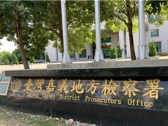 嘉義男持鐮刀追砍家人 遭強制送醫卻死亡！相驗出爐