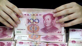 中美金融战开打 人民币贬破7.3元