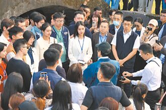 陸生團遇抗議 清華揪唱台灣尚勇