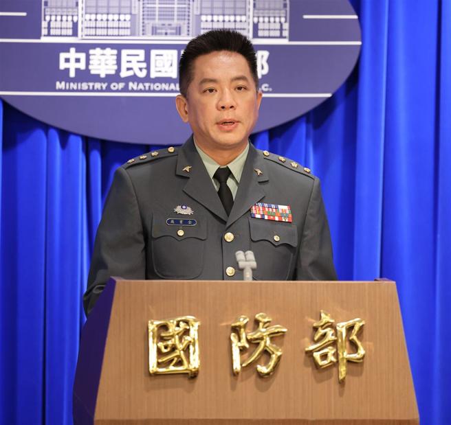 軍醫局醫務計畫處處長吳上校說明「國軍醫療體系參加2024臺灣醫療科技展」參展規劃。（記者謝承宏攝）