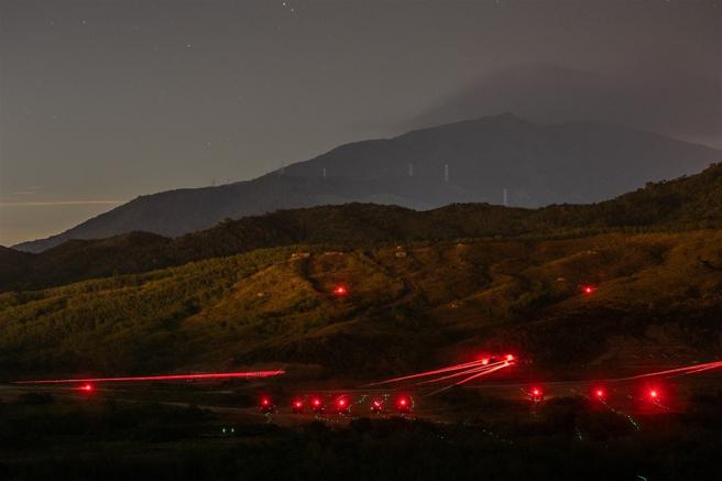 主战部队向前推进，持续向目标射击，模拟肃清战场残余敌军。
（记者林睿奕摄）