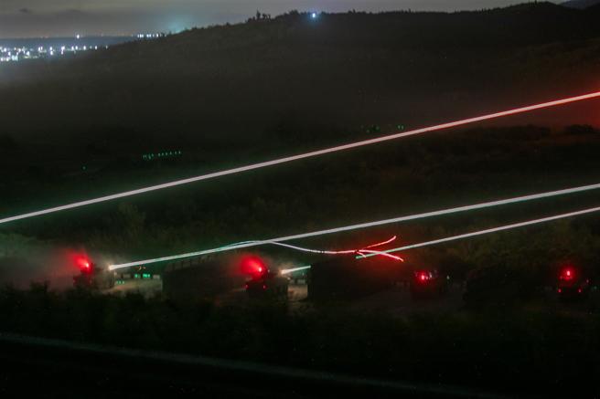  官兵向目标区射击30链炮。
（记者林睿奕摄）