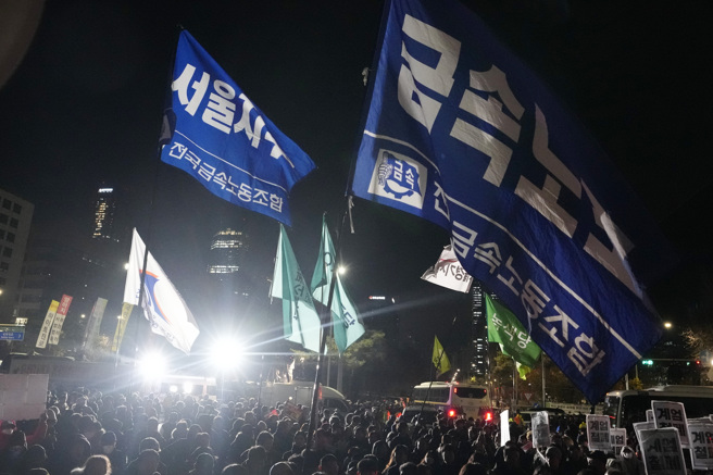 大量民眾聚集在韩国首尔国民议会前，要求韩国总统尹锡悦下台。（图／美联社）