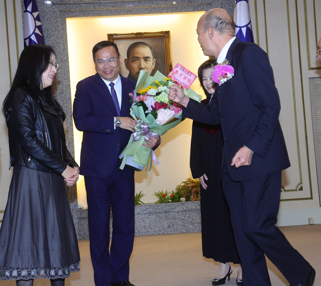 民进党政策会执行长王义川（左二）、立法院长韩国瑜（右）。（资料照,刘宗龙摄）