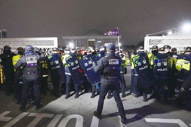 南韩总统尹锡悦昨晚突宣布紧急戒严，警方在首尔国会前站岗。（美联社）