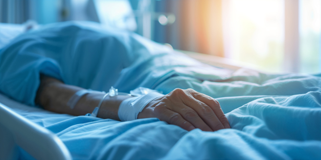 一位男子分享自己和妈妈在日本肺炎併发败血症的经歷，呼吁民眾出国时最好加保专机险，有生病状况也别出国。（示意图：shutterstock／达志）