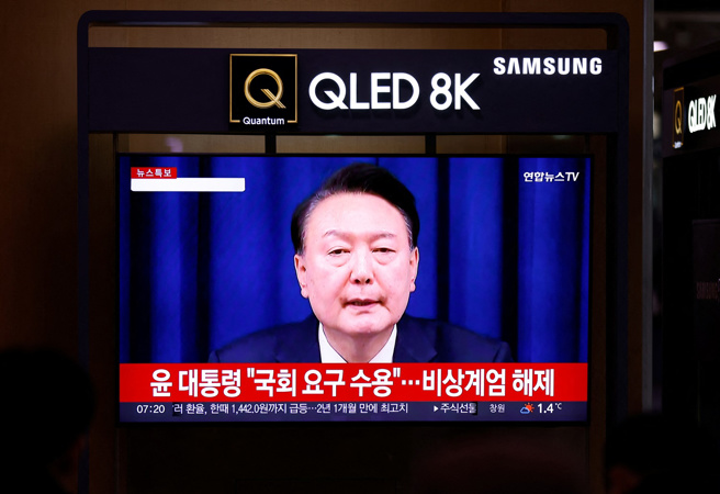 南韩总统尹锡悦结束6小时戒严闹剧，4日上午传出南韩总统府高阶幕僚集体请辞，另外执政的国民力量党也传出要逼尹锡悦退党。（路透社）