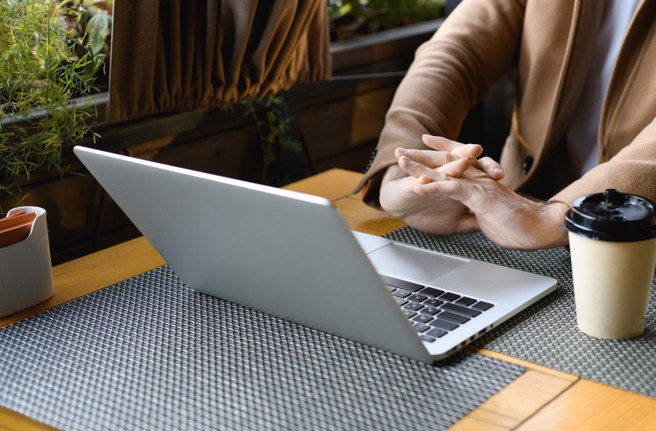 一名男子做过客服7年，月薪仅30K。（示意图，shutterstock／达志）