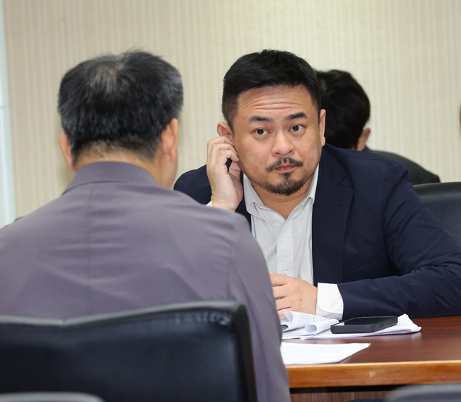 立法院4日邀请劳动部长洪申翰针对此事专案报告时提及，为进一步提供劳工专线申诉与谘询服务，评估建置受理职场霸凌申诉专线可行性。（记者刘宗龙／摄影）