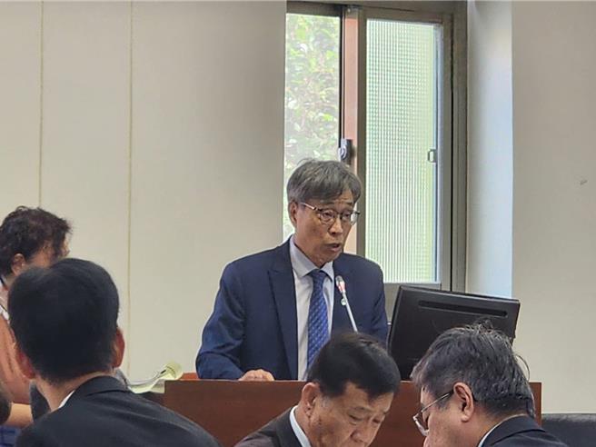 农业部长陈骏季受访时表示，短期内农业部会紧急协调农民团体释出平价蔬菜，长期来看若近期气候趋于稳定，冬季蔬菜会陆续恢復供应，今年底至明年初会逐渐稳定。(黄敬文摄)