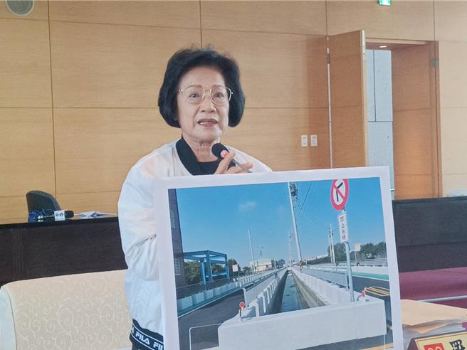 台中今年跨年晚会有邀请韩星表演，因南韩戒严，市议员罗永珍今在议会关心是否受影响。（陈淑娥摄）