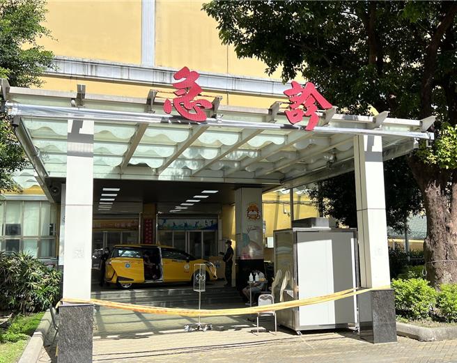 国家中山科学研究院屏东九鹏基地，一名柳姓技术师3日下午在执行火工作业时，发生药柱意外燃烧，造成柳姓技术师上半身、手臂及脸部烧烫伤。单位立即送恒春旅游医院检伤急救，于昨晚送抵国军左营医院（见图）治疗。院方4日表示，目前伤者的生命徵象稳定，已经组成专案医疗团队全力治疗。（本报资料照片）