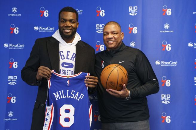 米尔沙普(左)2022年转战七六人，与总教练瑞弗斯合影。（美联社资料照）