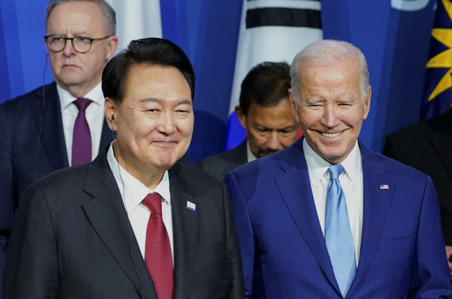 2023年11月16日，美国总统拜登与南韩总统尹锡悦在美国加州旧金山举行的亚太经合组织（APEC）峰会上，参加印太经济架构（Indo-Pacific Economic Framework）。（图／路透）