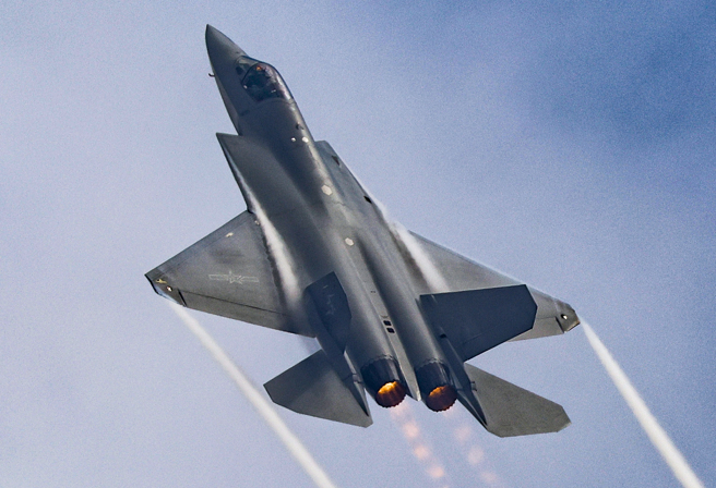中方空军歼-35战机11月在广东珠海第15届中国航展上大秀性能。（新华社）