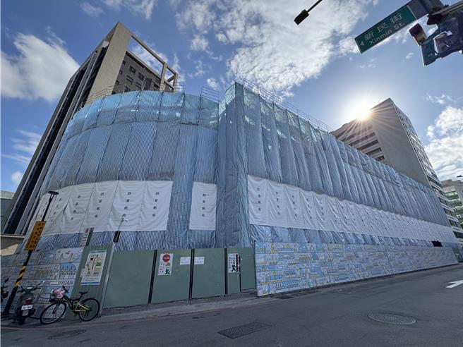 桃园火车站前商圈的新民立体停车场，被鑑定为海砂屋，今年8月开始拆除，将于明年暂作平面停车场。(蔡依珍摄)