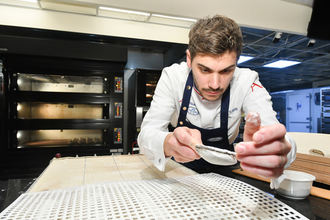 Thomas擅長將法式經典風格與現代創意巧妙結合，展現多款結合經典與創新元素的歐式麵包。(圖/貝洛邦提供)